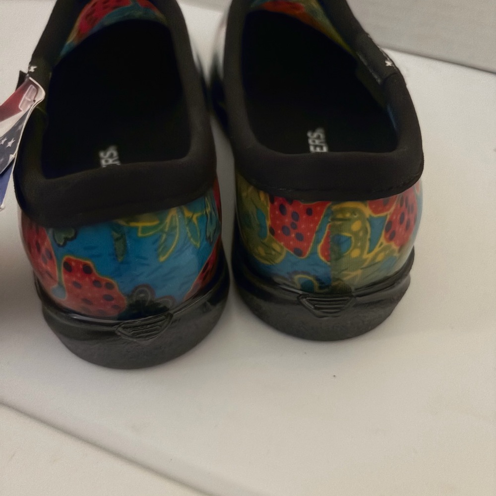 NWT blue floral waterproof rugged outdoor slip on sloggers clogs size 7@ - Picture 6 of 7